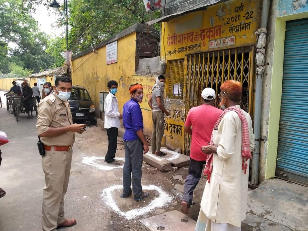 People reached liquor shop buy for long que in varanasi