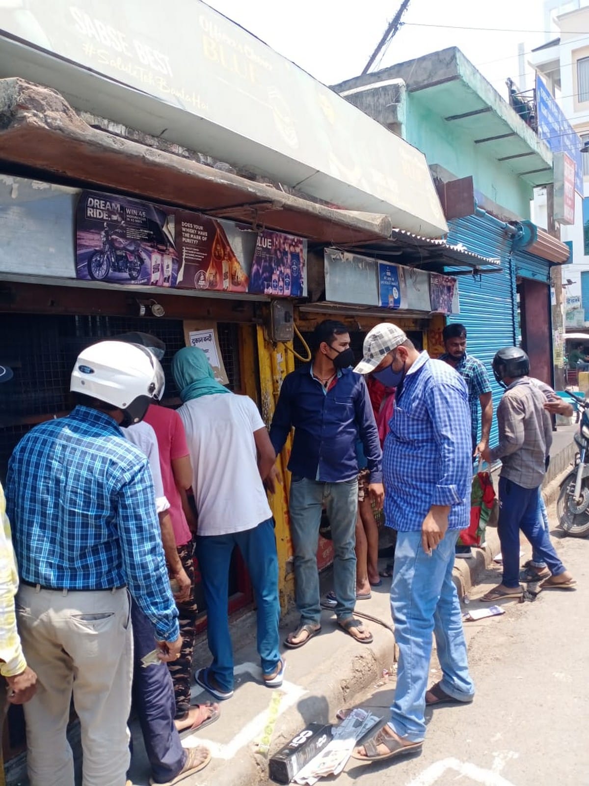 People reached liquor shop buy for long que in varanasi