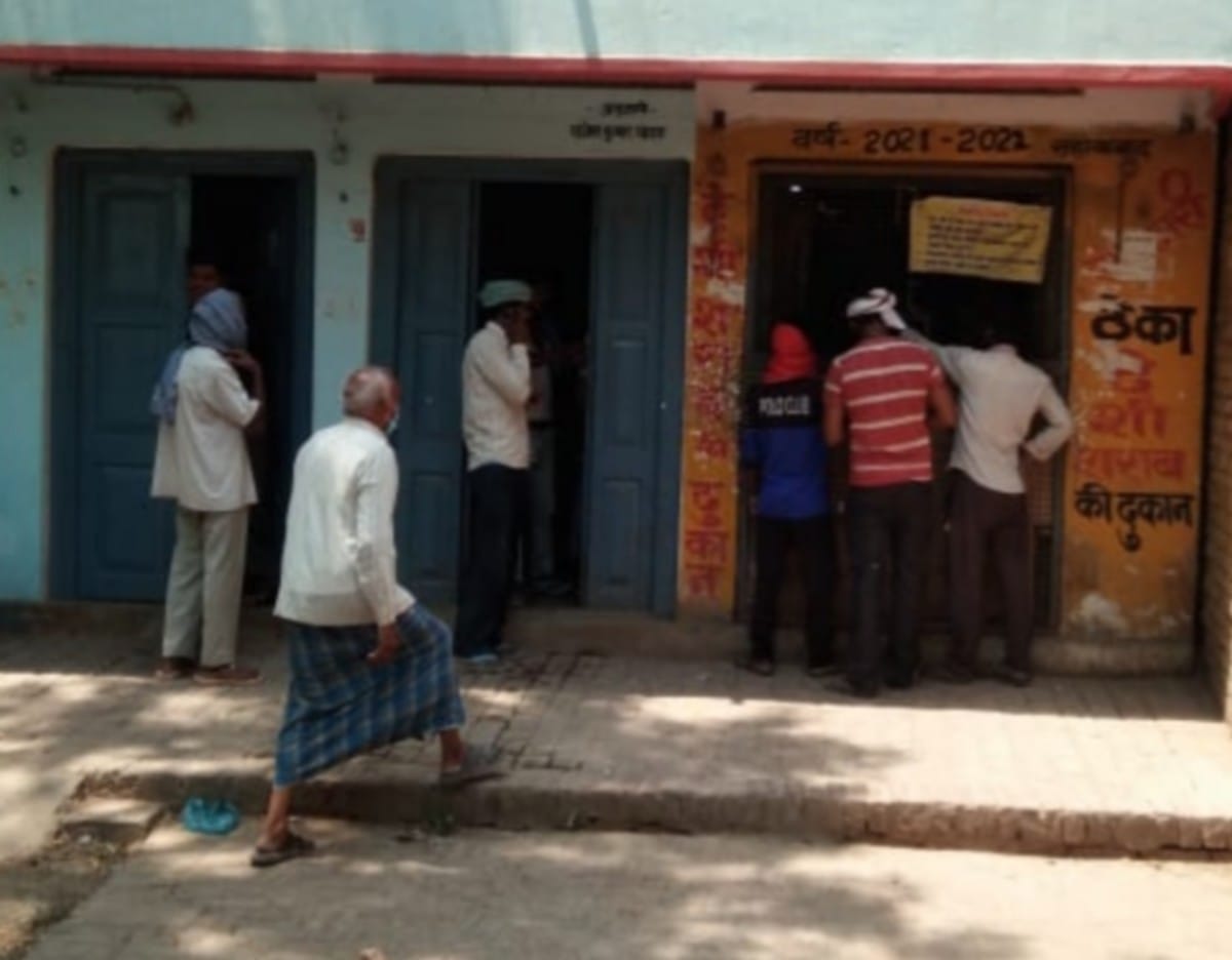 People reached liquor shop buy for long que in varanasi