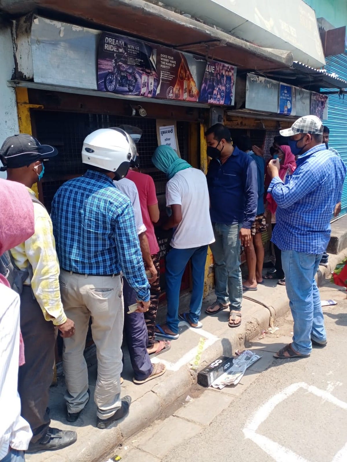 People reached liquor shop buy for long que in varanasi