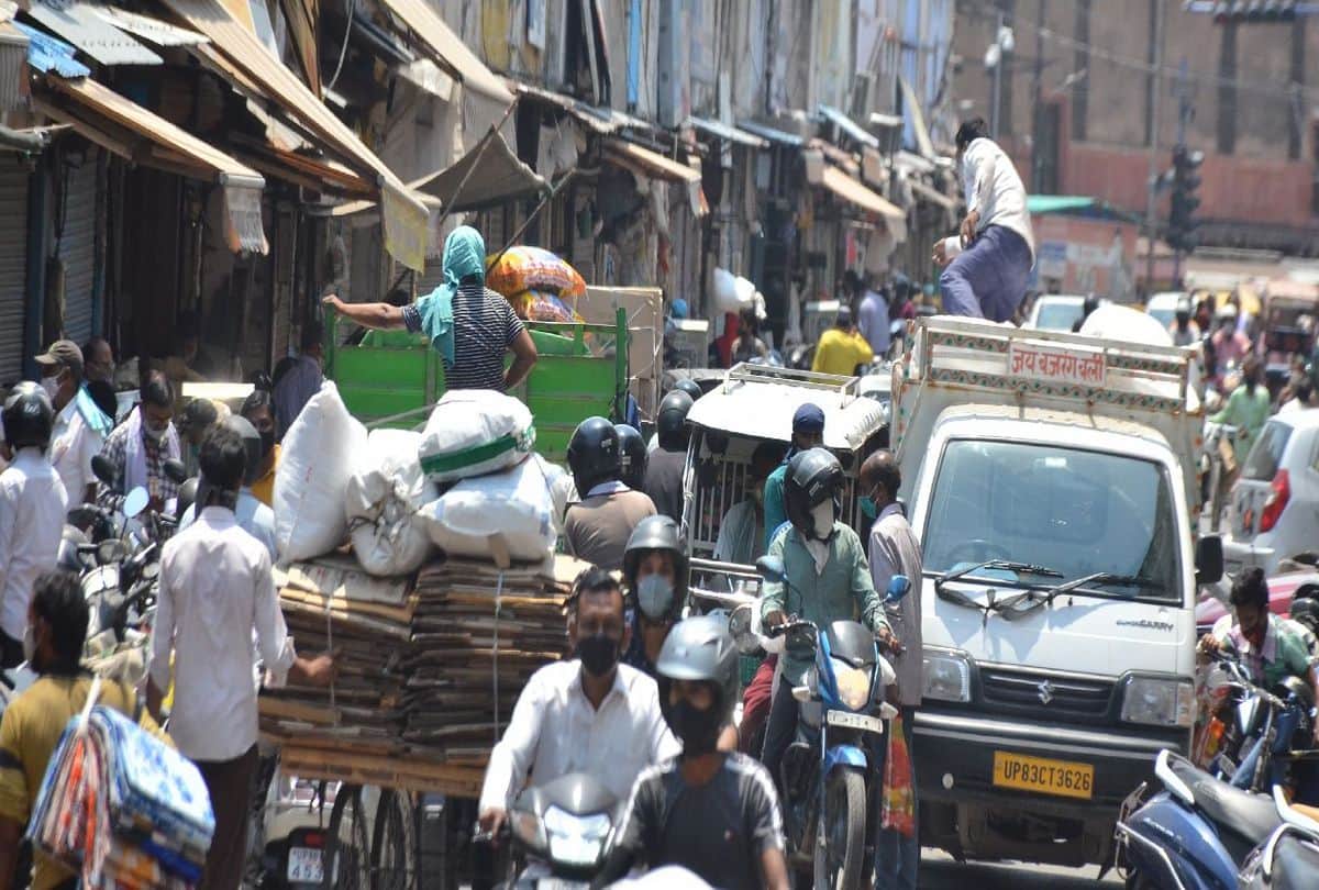 crowd gathered in market of agra on Monday amid corona situation