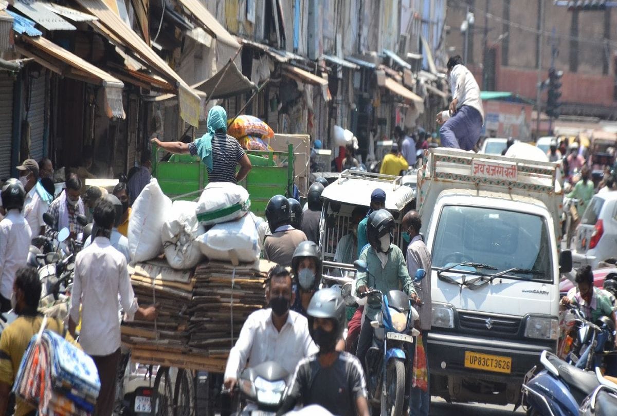 crowd gathered in market of agra on Monday amid corona situation