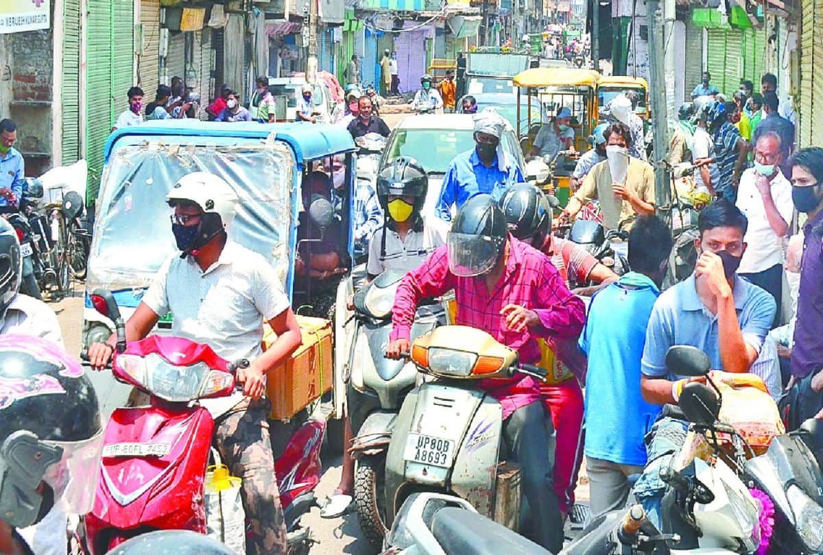 crowd gathered in market of agra on Monday amid corona situation