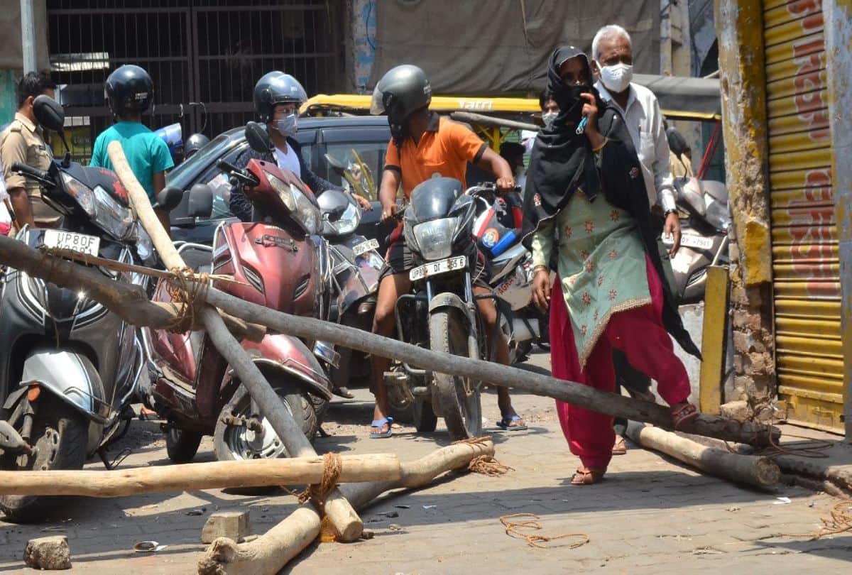 crowd gathered in market of agra on Monday amid corona situation