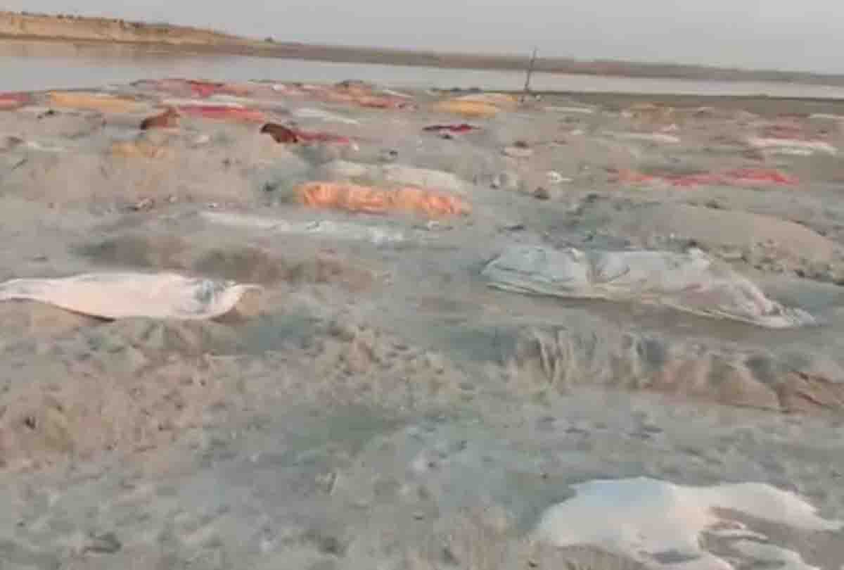 Hundreds of bodies buried on sand dunes built between the Ganga stream