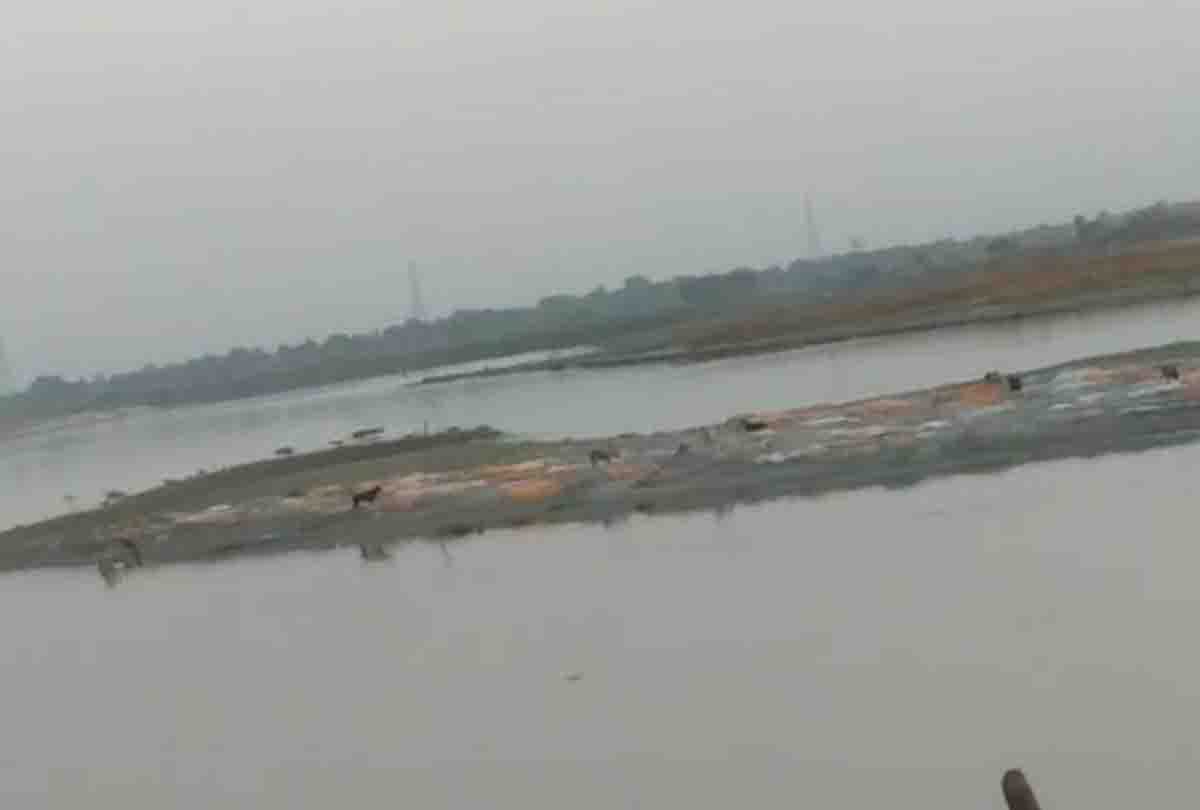 Hundreds of bodies buried on sand dunes built between the Ganga stream