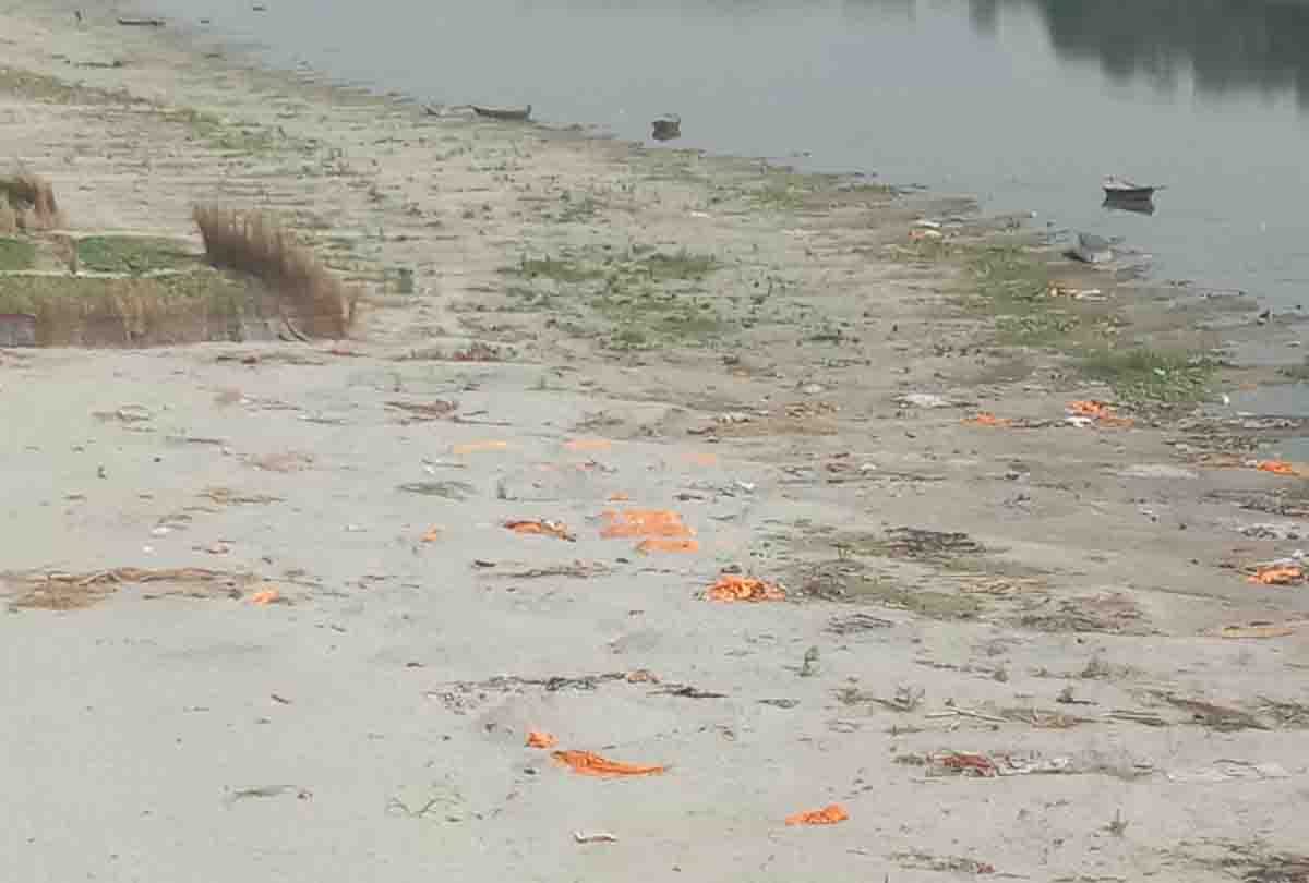 Hundreds of bodies buried on sand dunes built between the Ganga stream