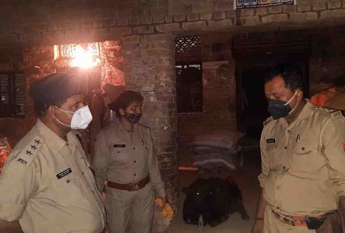 Jeth kills daughter-in-law with sharp-edged weapon at home door