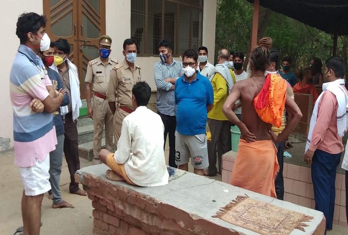 miscreants looted the ancient Hanuman temple in mathura