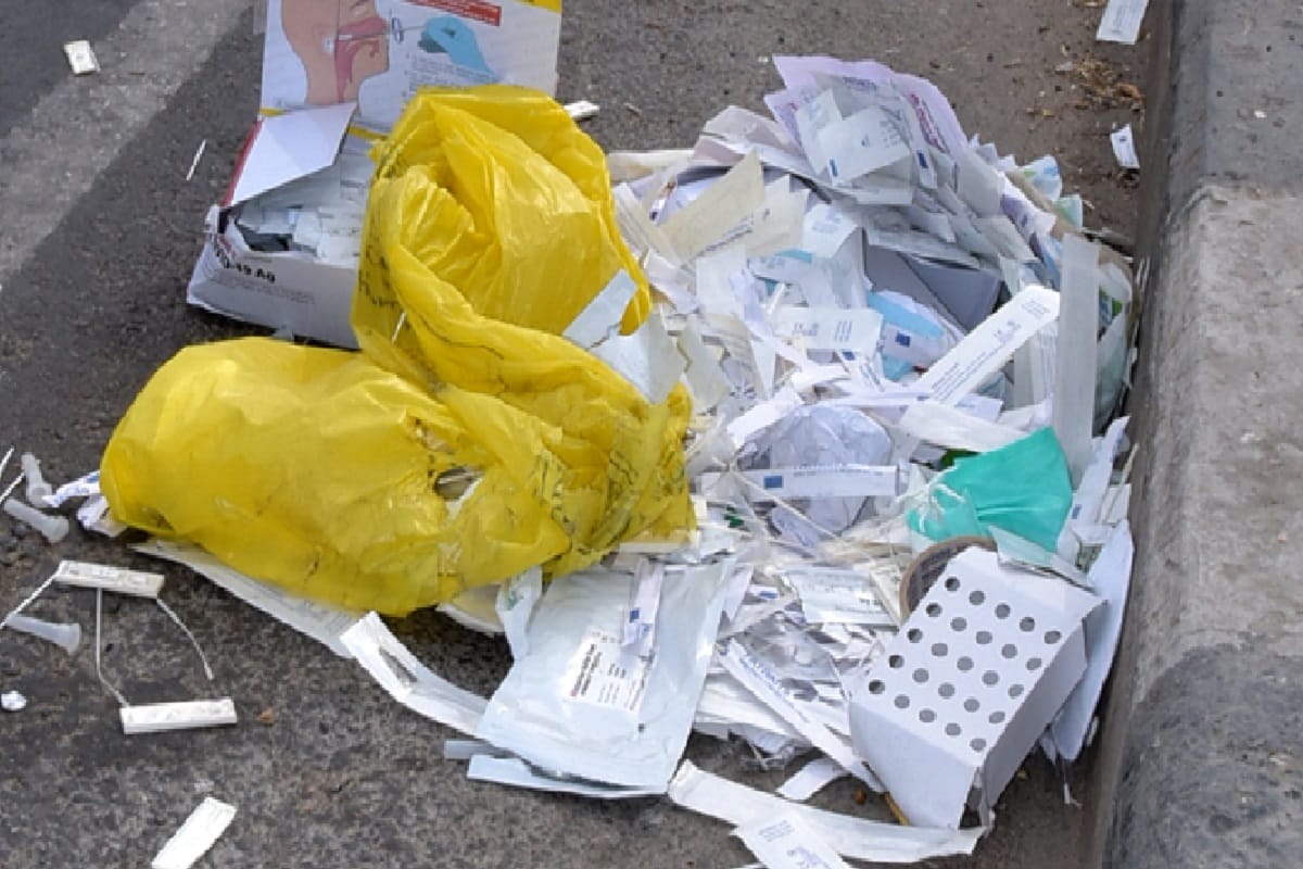 Saharanpur News: Used Kovid test kit scattered on the road