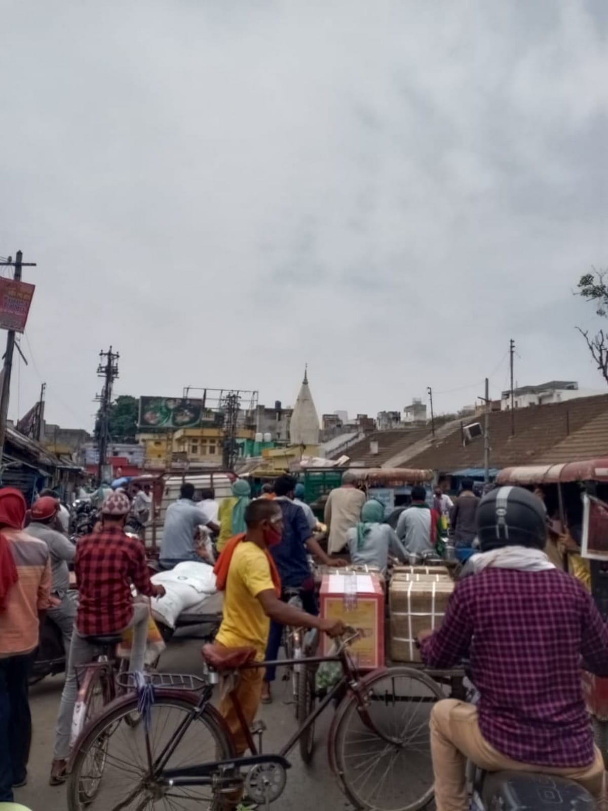 Crowd in vishwaveshwar mandi in varanasi