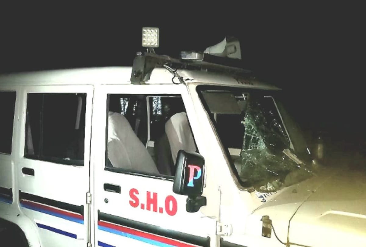 youth jumped in canal attack of villagers on police in noida
