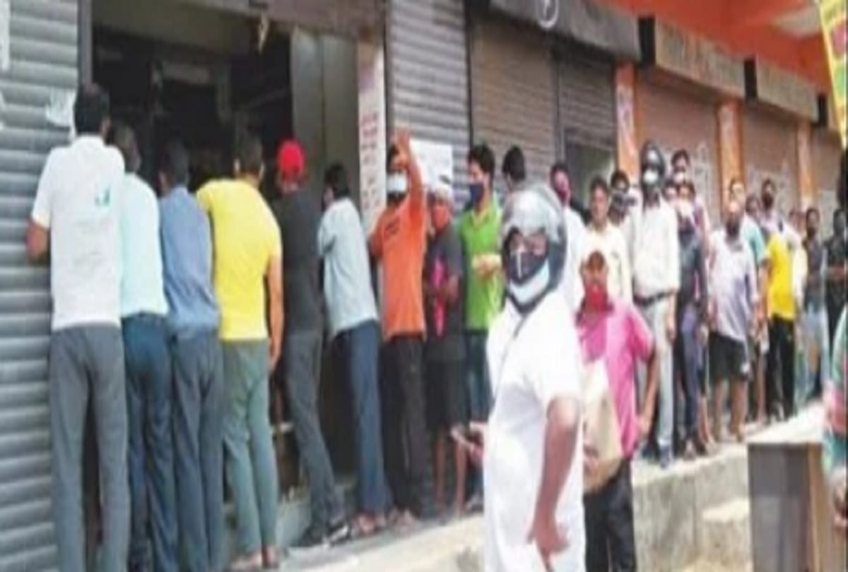 noida news : Long line on liquor shops 