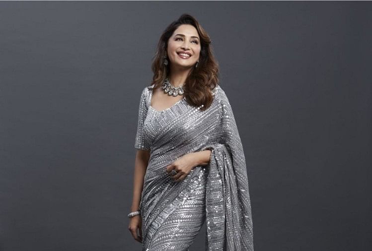 माधुरी दीक्षित ने सितारों से सजी चमचमाती साड़ी में दिखाईं अदाएं, प्यारी सी  मुस्कान पर मर मिटे फैंस - Madhuri Dixit In Manish Malhotra Sequin Silver  Saree For Dance Reality ...
