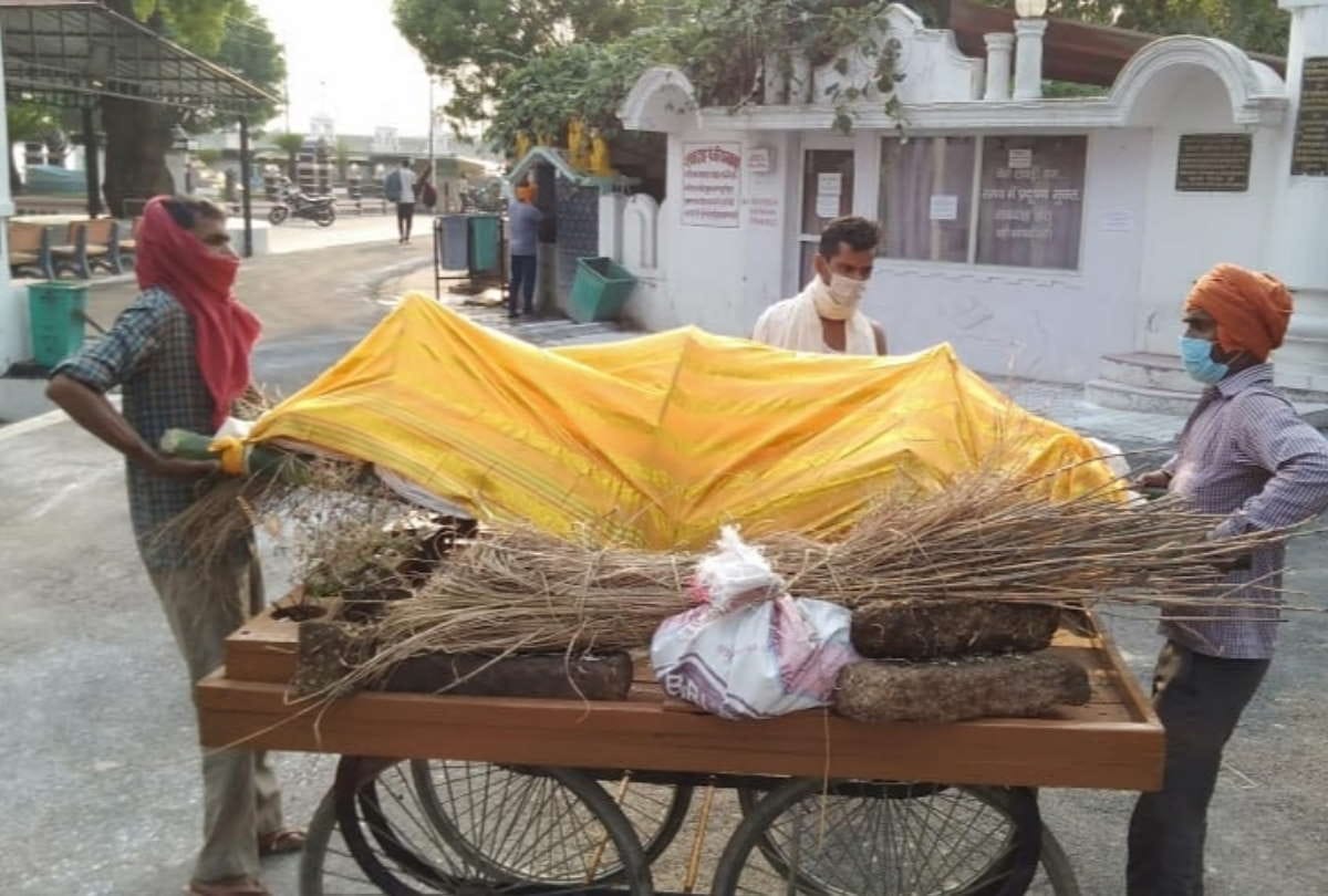 Son in law reached graveyard by taking father in law dead body on handcart due to not get help neighbors after death