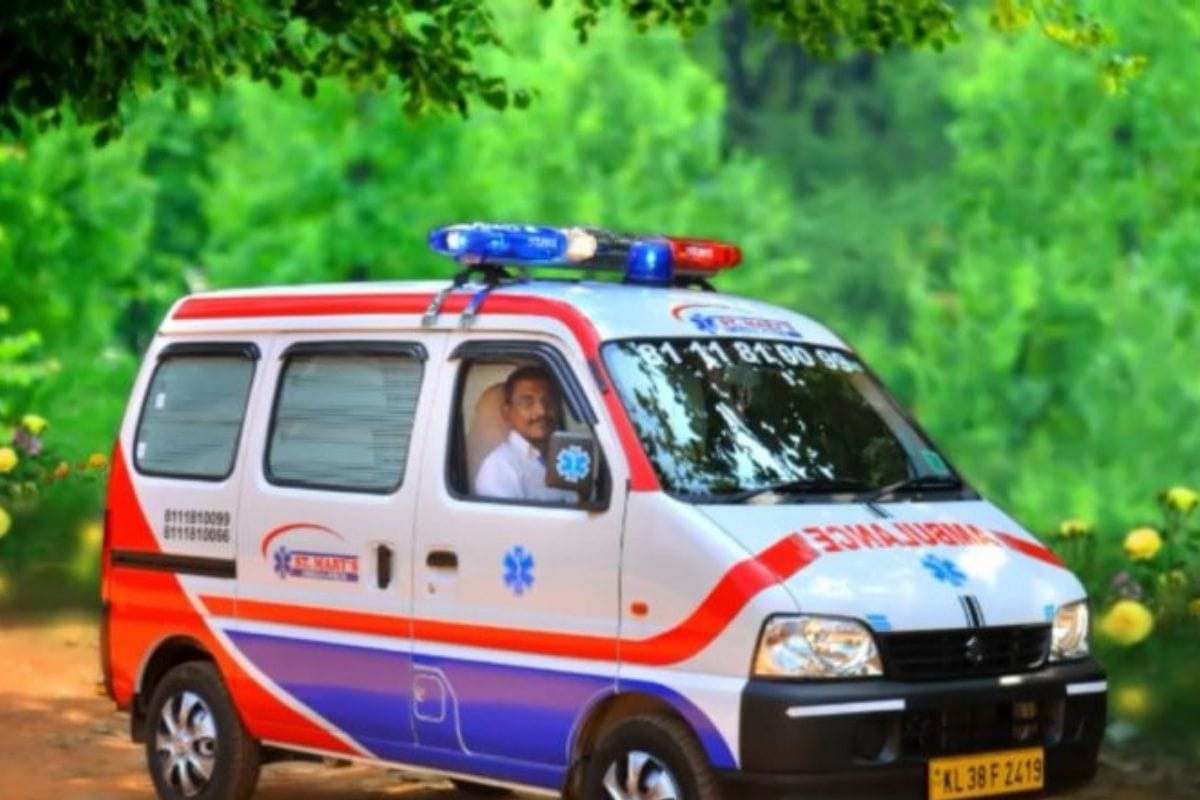 Distance of Four kilometers, Varanasi ambulance driver took 80 thousand