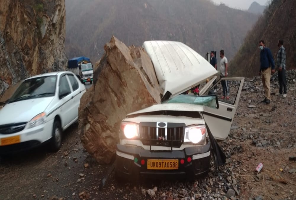Rishikesh Badrinath highway: Big Boulder fell on Bolero Car Two passengers Injured Photos