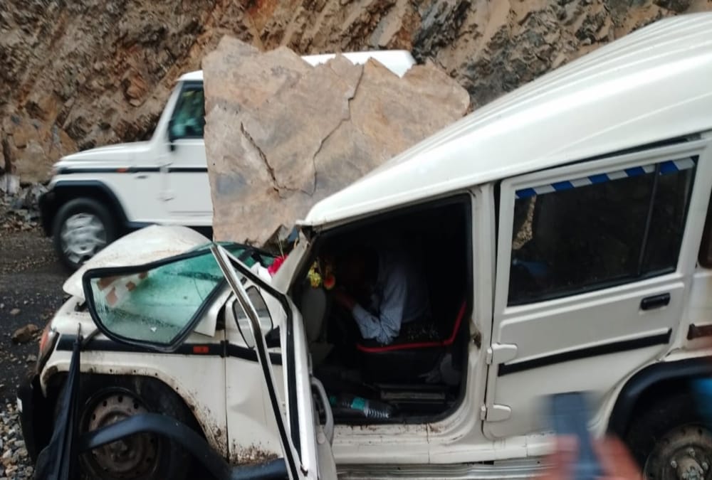 Rishikesh Badrinath highway: Big Boulder fell on Bolero Car Two passengers Injured Photos