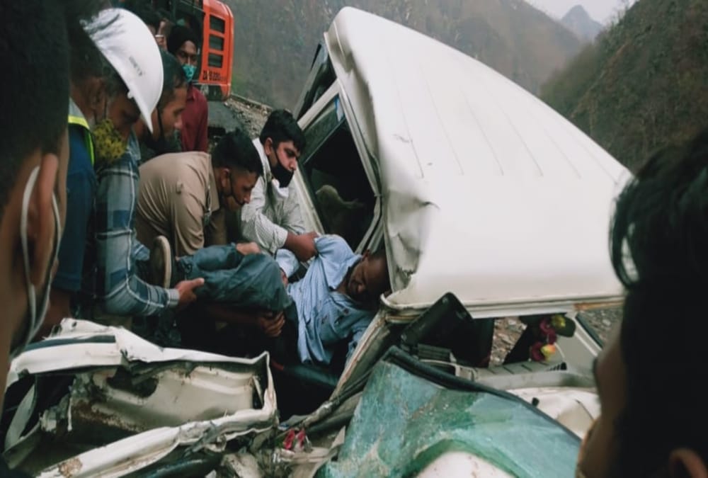 Rishikesh Badrinath highway: Big Boulder fell on Bolero Car Two passengers Injured Photos