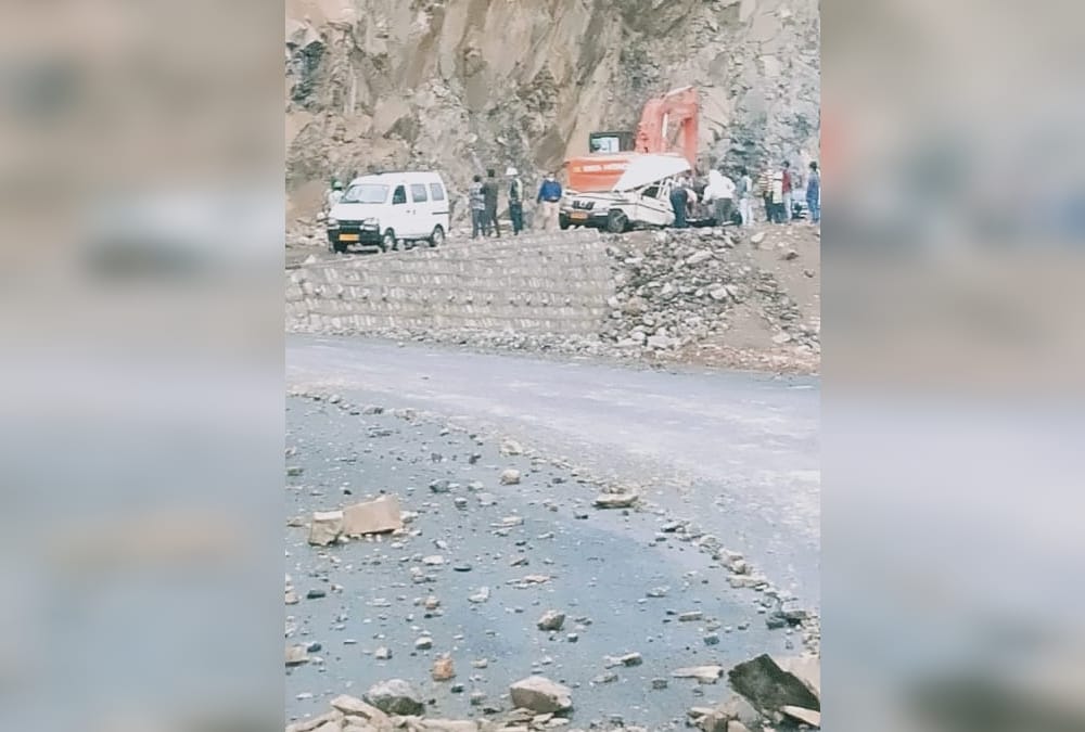 Rishikesh Badrinath highway: Big Boulder fell on Bolero Car Two passengers Injured Photos