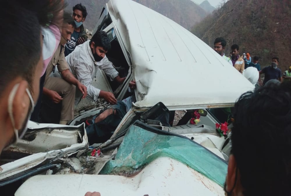 Rishikesh Badrinath highway: Big Boulder fell on Bolero Car Two passengers Injured Photos