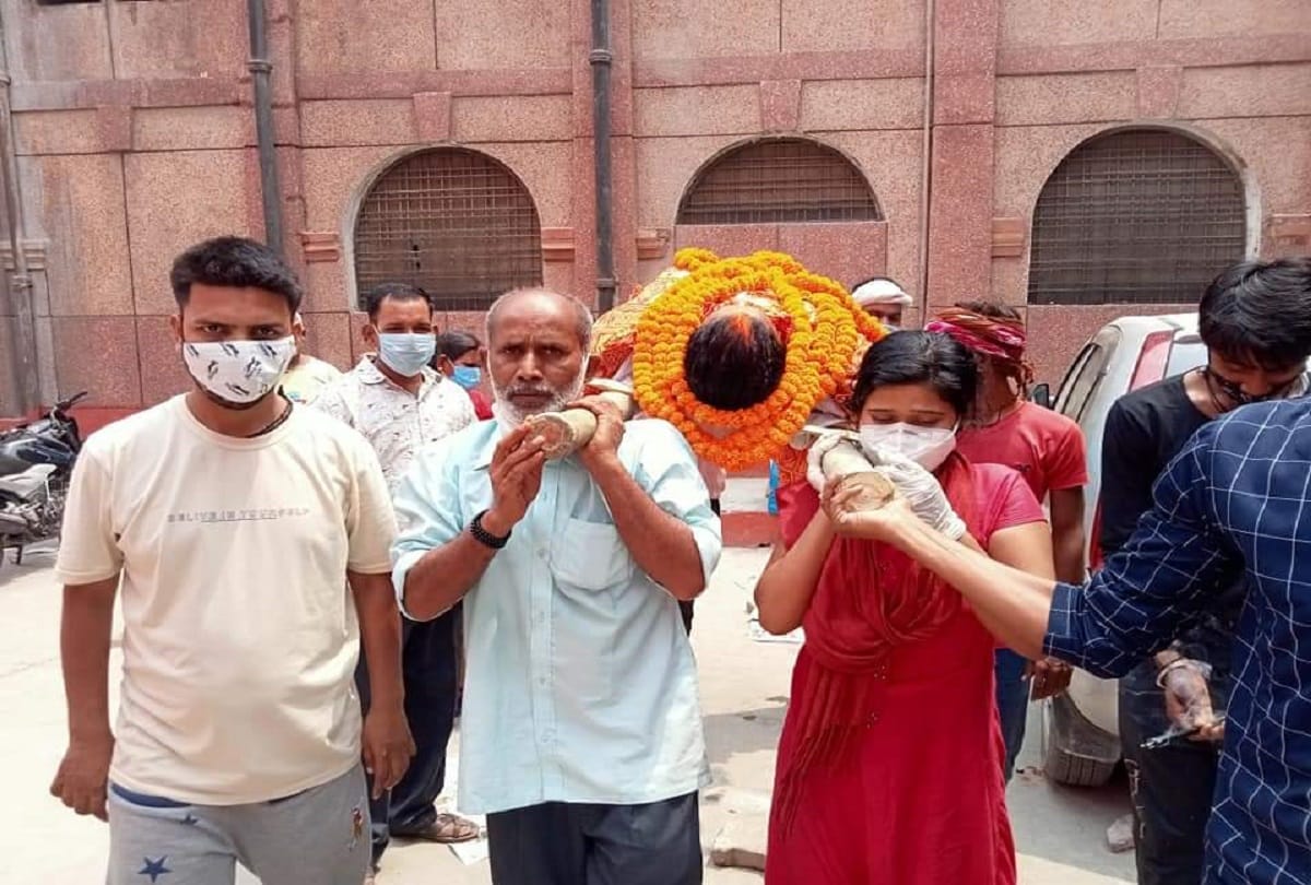daughter gave the shoulder to mothrers deadbody then people were shocked funeral with helps of relatives