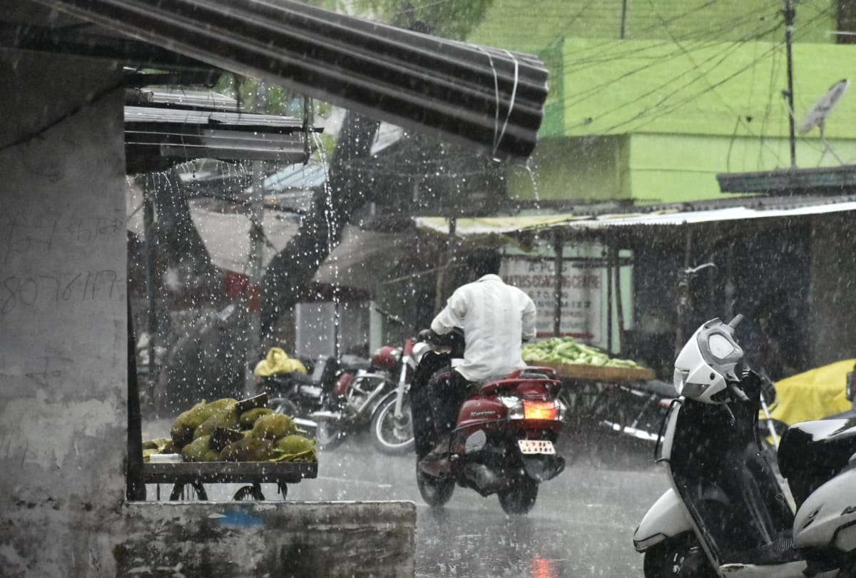 gorakhpur weather change after heavy rain and darkness in sky speedy wind
