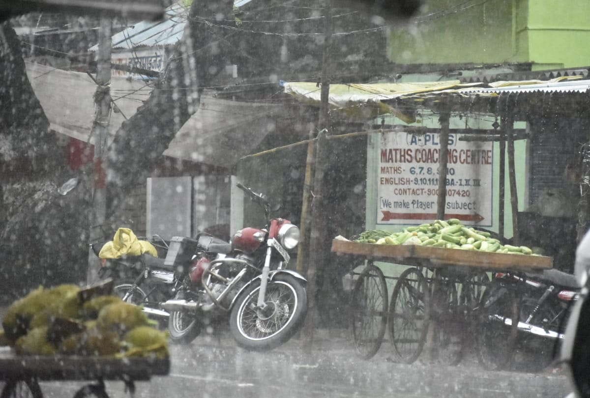 gorakhpur weather change after heavy rain and darkness in sky speedy wind