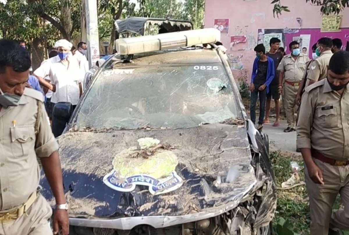 Four policemen injured in accident from Dial 112 van at basti