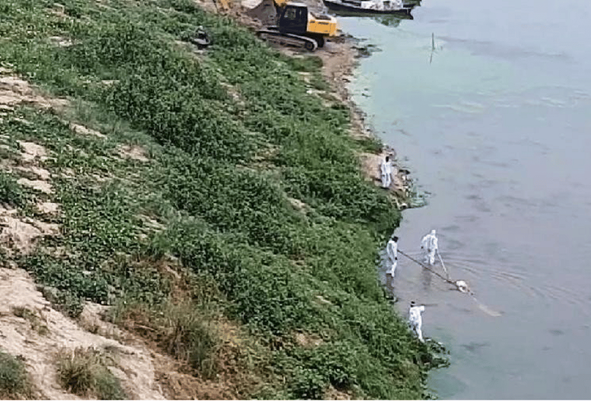 Dead bodies found in ganga from jaunpur ballia buried