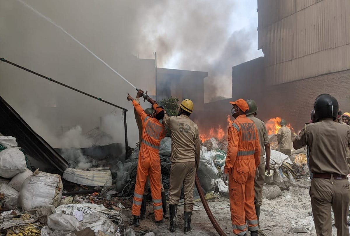 Fierce fire in chemical factory in Ghaziabad ndrf team on spot