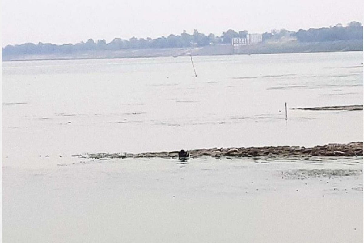 Prohibition on dead bodies flow in river police alert on UP and Bihar Border Mahajal in the areas of ganga