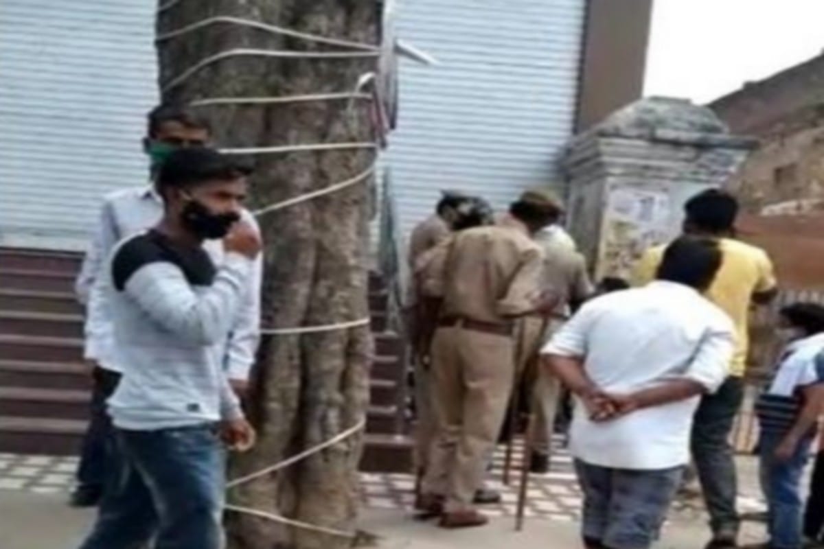 mall Owner Run away After Seen Police In Varanasi ramnagar amid lockdown he locked up 37 customers in shop