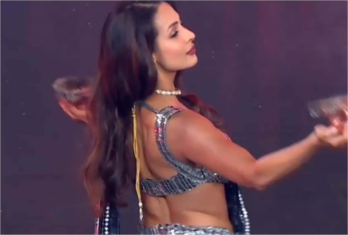 malaika arora perform dhunuchi dance in blue manish malhotra saree on super dancer 4 set video viral
