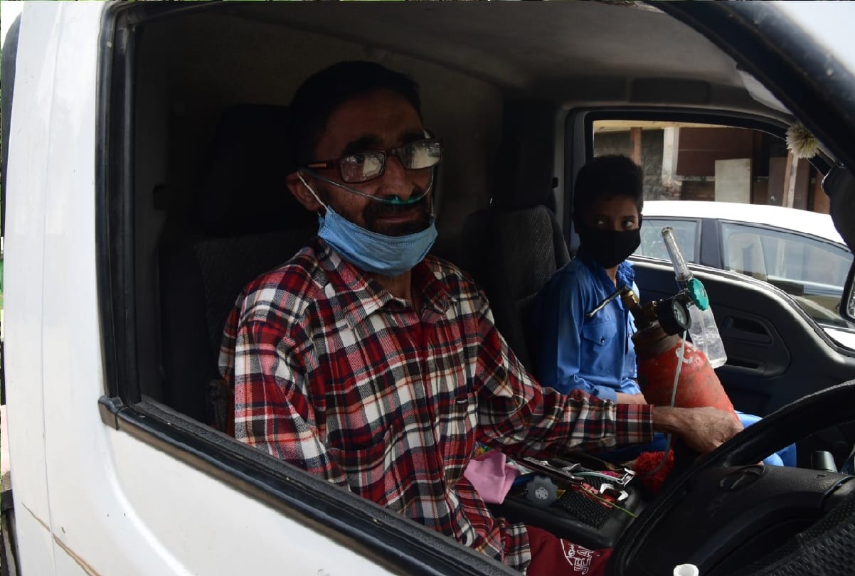 LadengeCoronaSe badgam Asthma patient fulfilling needs of people even he is on Oxygen support