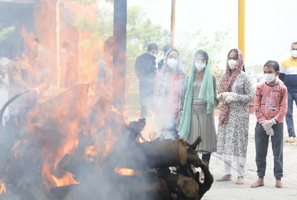 mortail remains of sanjeev reach una from saudi arabia, cremation done with  customs and traditions