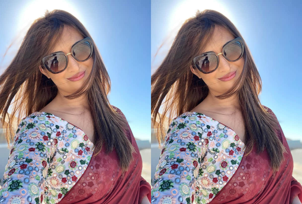 divyanka tripathi show glamorous part in red ruffle saree in capetown beach