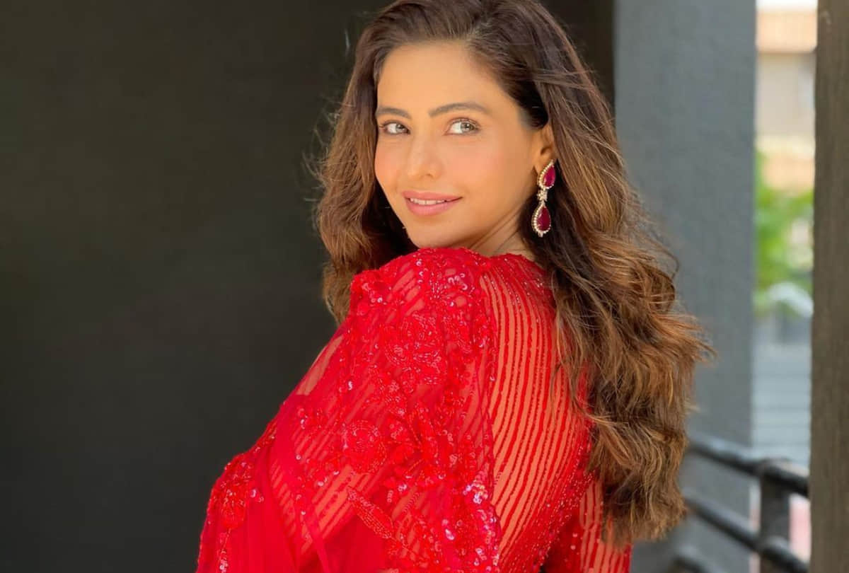 aamna sharif look extremely gorgeous in sheer fabric bright red saree