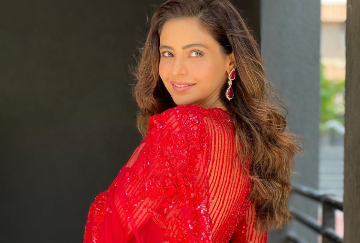 aamna sharif look extremely gorgeous in sheer fabric bright red saree