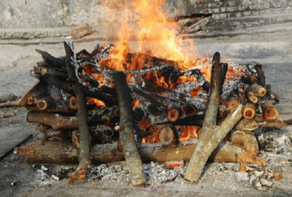 The zonal officer gave fire to the dead bodies that came out of the sand of the Ganges.