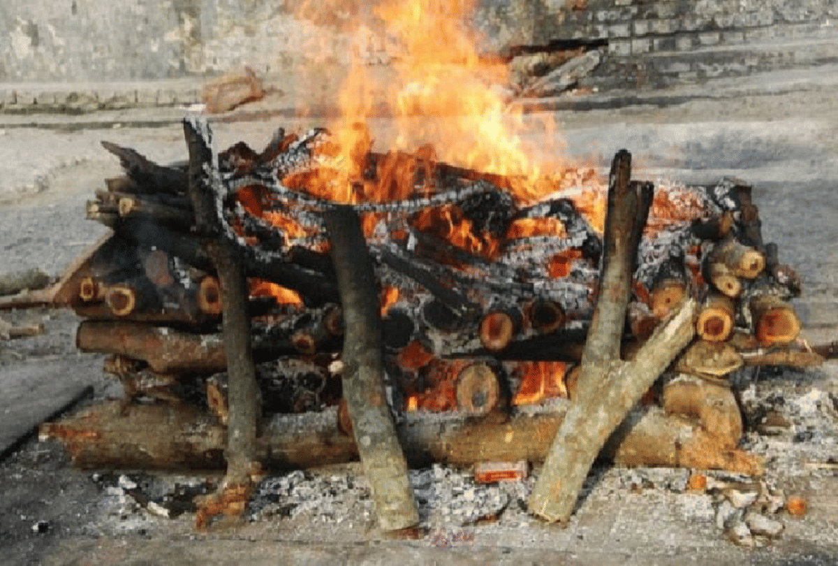 wife died with shock after listening her husband death due to heart attack in jaunpur both cremation on same pyre