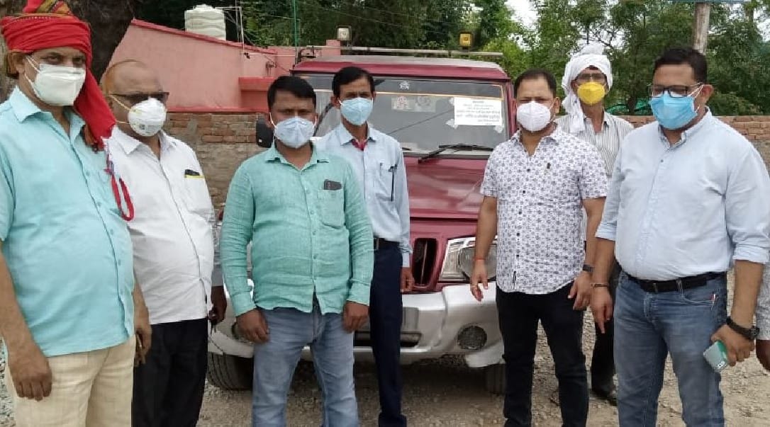 Corona Curfew Police misbehave with health workers going for duty of Covid test and beat driver in ballia