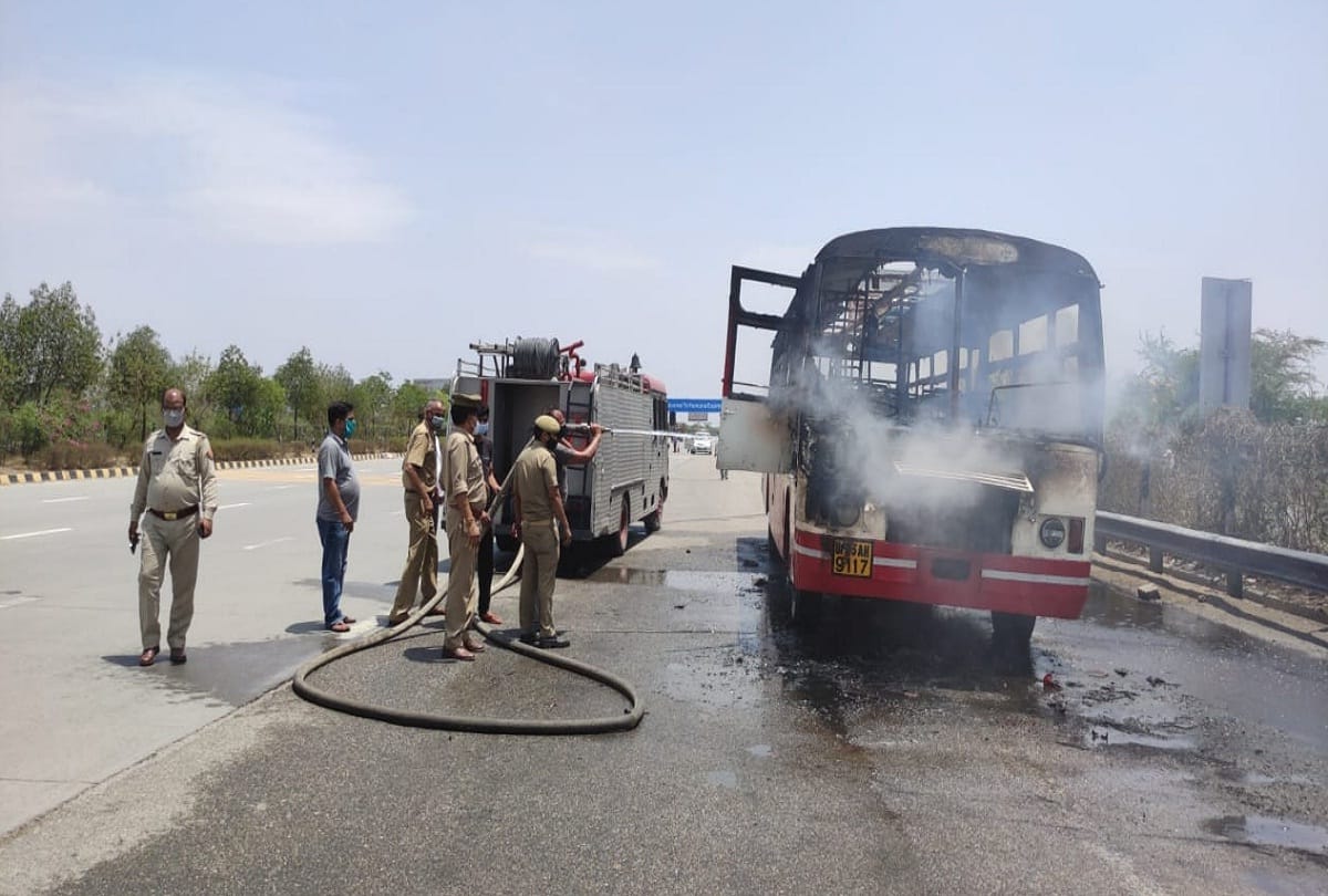 fire breaks out in roadways bus on the Yamuna Expressway coming delhi from agra
