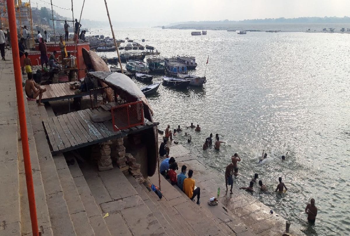 Corona curfew was mocked at ghats of banaras people were crowd stripping of social distancing in evening and morning
