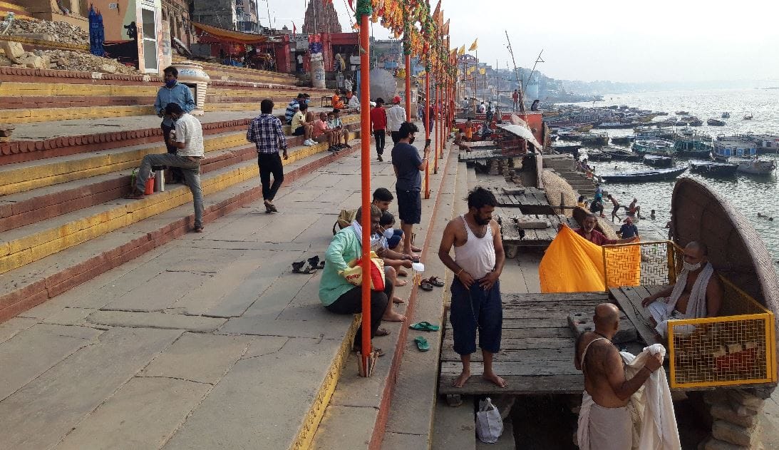 Corona curfew was mocked at ghats of banaras people were crowd stripping of social distancing in evening and morning