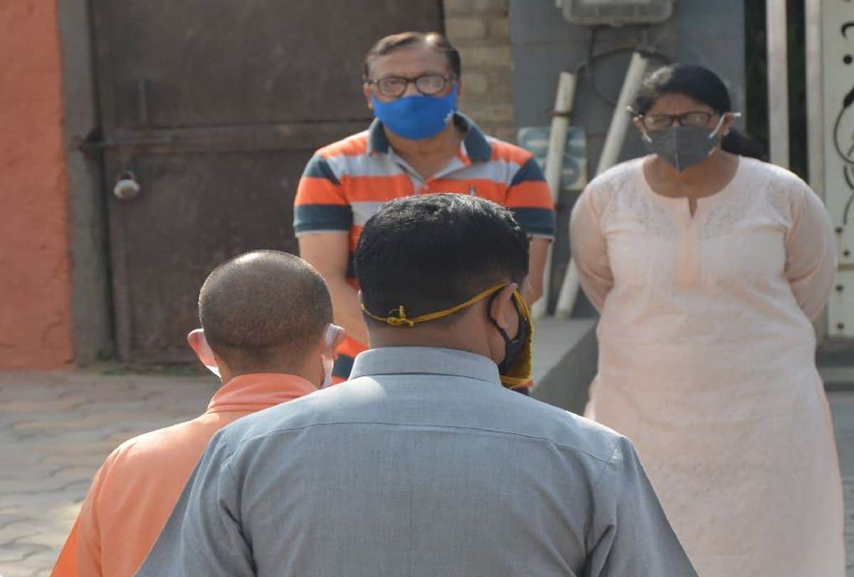 Cm Yogi Meets With Corona Positive Patients In Mathura
