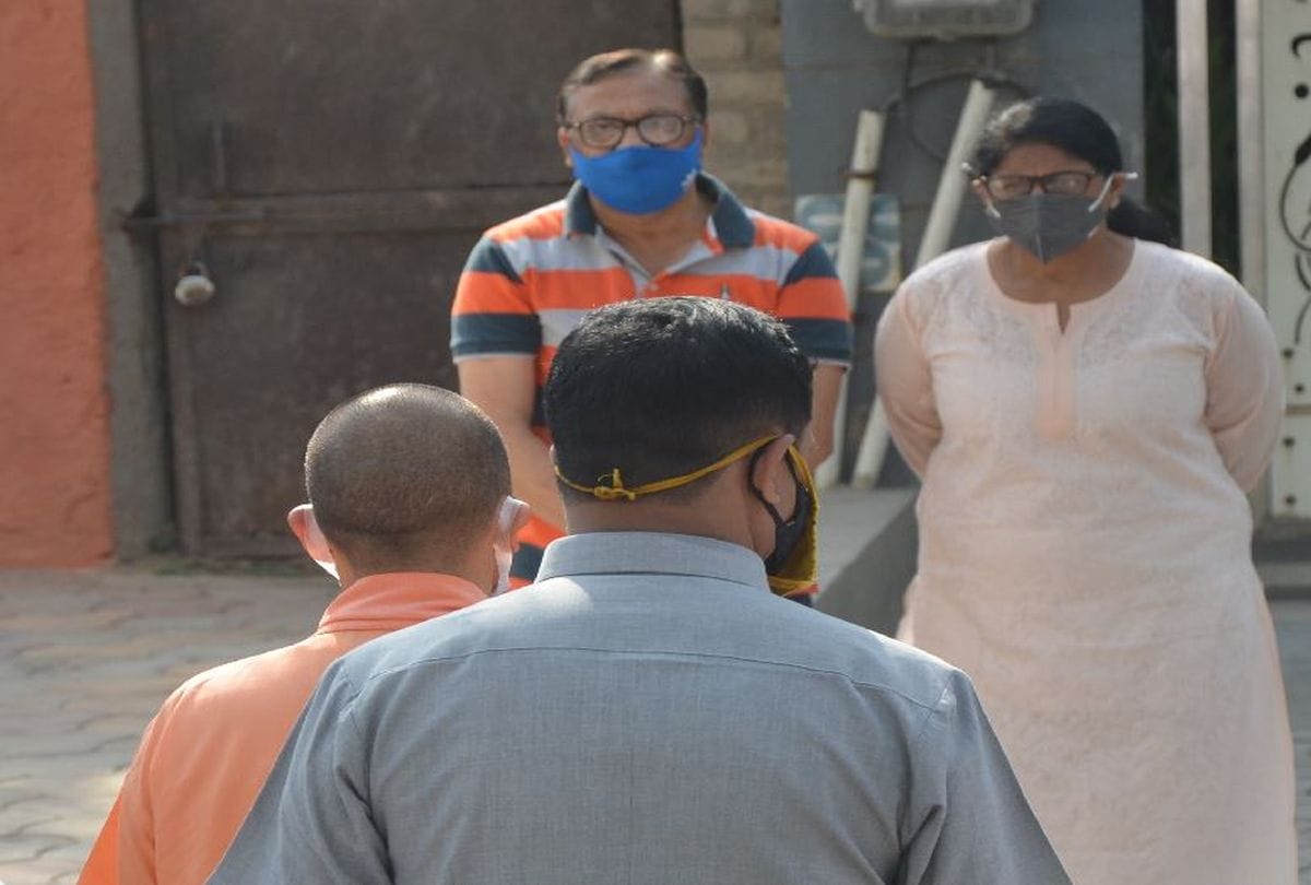 Cm Yogi Meets With Corona Positive Patients In Mathura