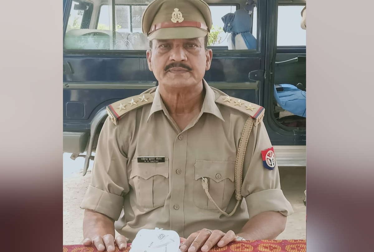 SP Doctor kaustubh advises Corona infected patients for treatment in sant kabir nagar