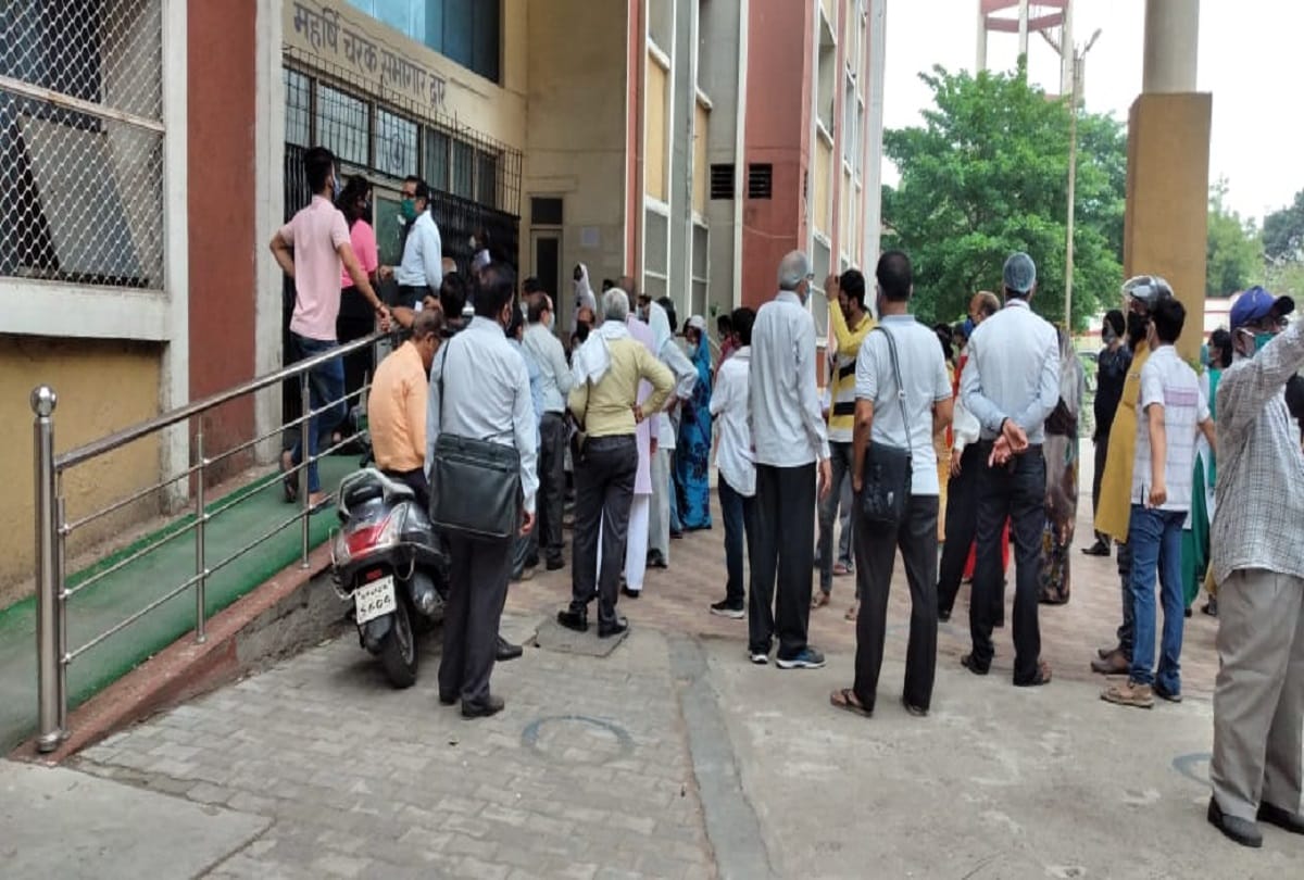 Stripping Of Social Distancing in varanasi huge crowd gather for corona vaccination but do not follow coronavirus guidelines