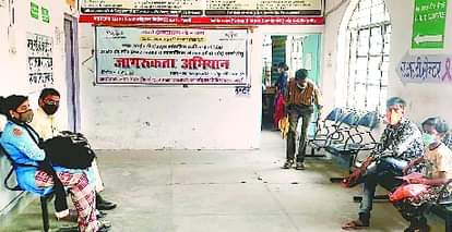 थैलेसीमिया की दवा के लिए पहुंचे लोग।